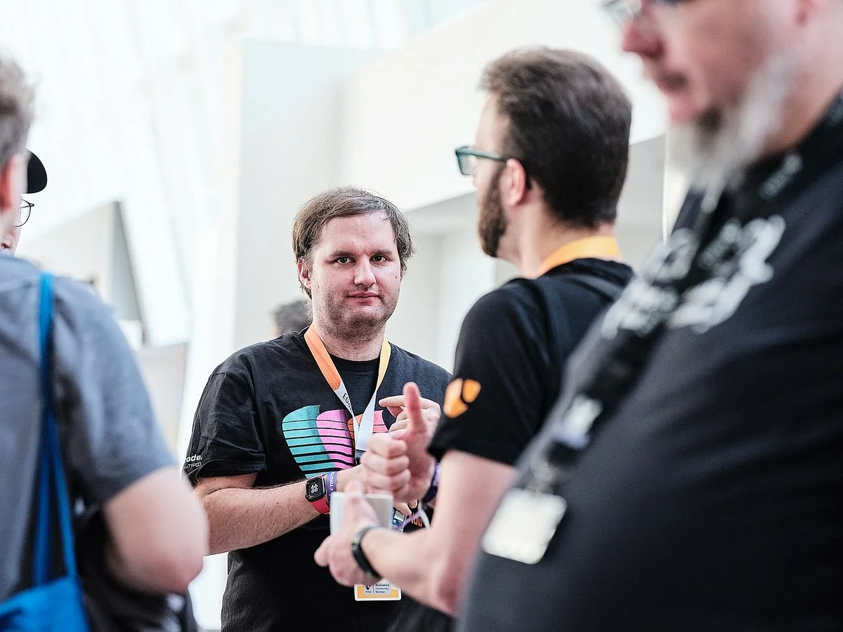 Our developer Andreas is talking to other participants.