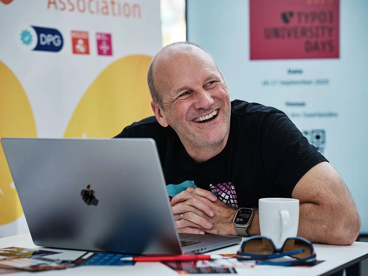 Our managing director Stefan laughs heartily into the camera.