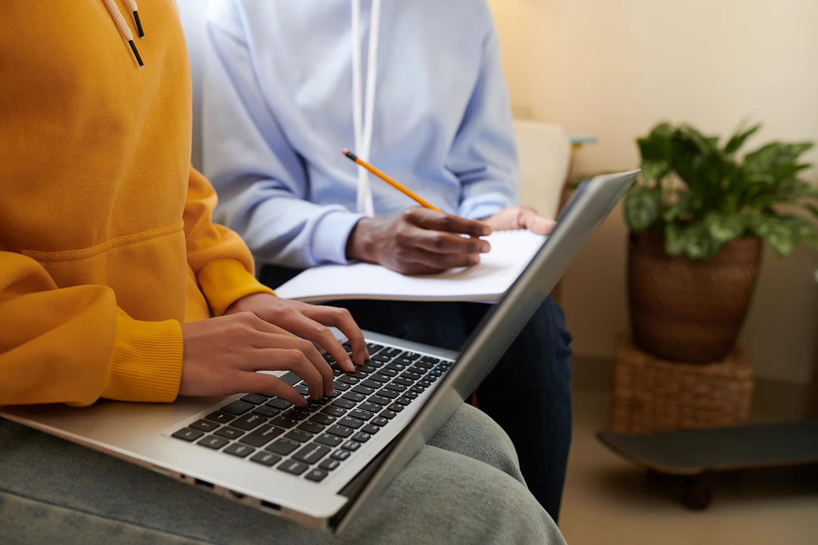 Studenten arbeiten an Laptop