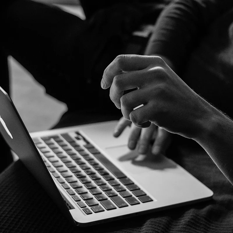 Hände tippen auf Laptop